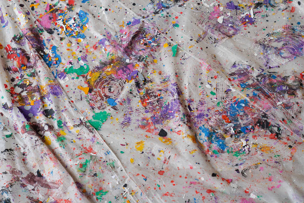 カラフルな滴下ペイントアートの壁紙の絵画の色でグレーのプラスチック背景 - 写真・画像