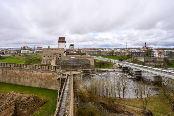 Vista desde la muralla de la fortaleza hasta Narva y el puente. Muralla de la fortaleza Ivangorod. Fortaleza Ivangorod. Historia de Rusia. patio fortaleza - Foto, imagen