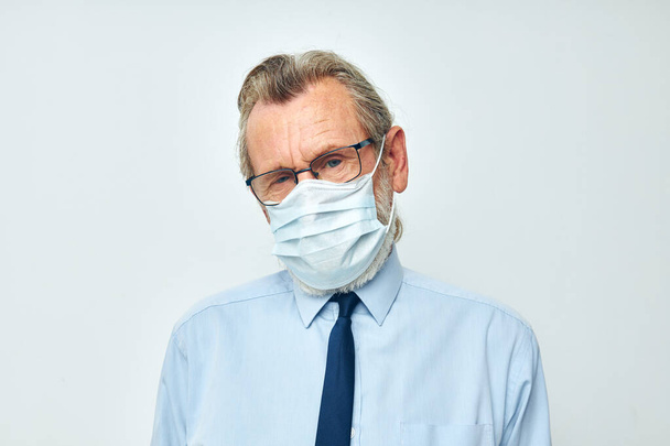 old man in shirt with tie medical mask safety light background - Foto, Imagem