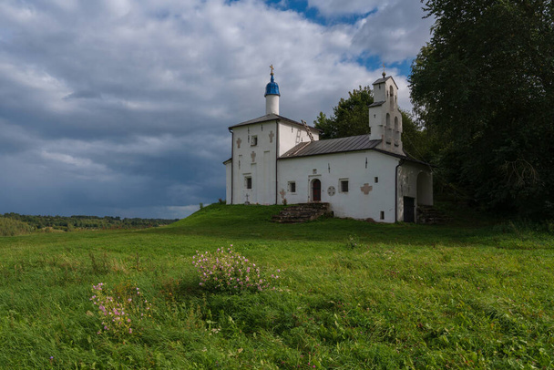 Saint Nicholas Church in Gorodishche  (Nikolskaya church) on Truvorov Gorodishche on a sunny  summer day with clouds. Stary Izborsk, Pskov region, Russia - Фото, зображення
