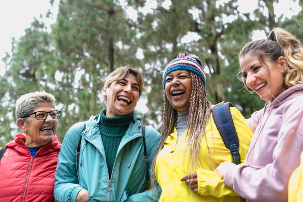 Gruppo di donne con età ed etnie diverse che si divertono a passeggiare nei boschi - Concetto di avventura e viaggi - Foto, immagini