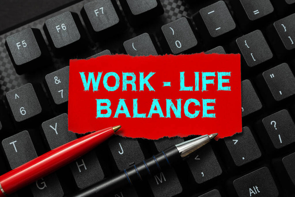 Bildunterschrift: Work Life Balance. Konzept bedeutet Priorisierung zwischen persönlicher und beruflicher Tätigkeit Eingabe eines neuen Produktschlüsselkonzepts, Eingabe von Filmuntertiteln - Foto, Bild