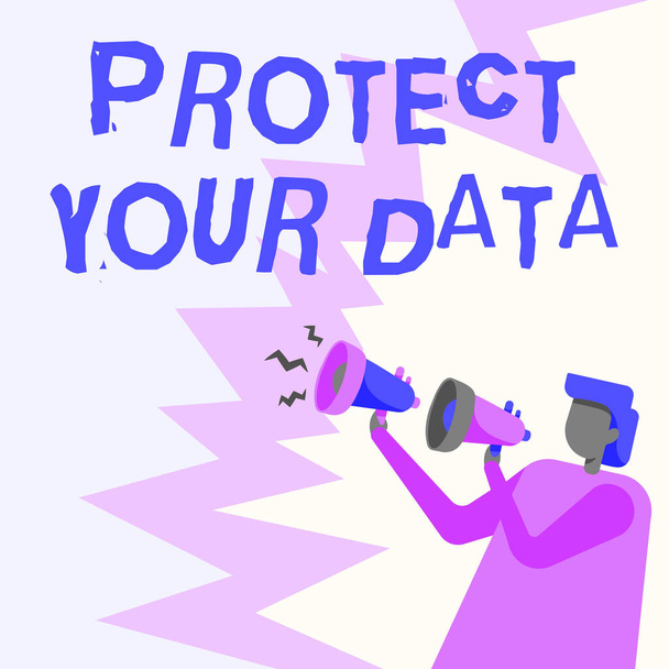 データを保護するテキストキャプション。ビジネスコンセプトサイバーセキュリティ損失や詐欺からのデジタル情報の安全性とシールドビジネスマンがメガホンを握る新しいことを作る - 写真・画像