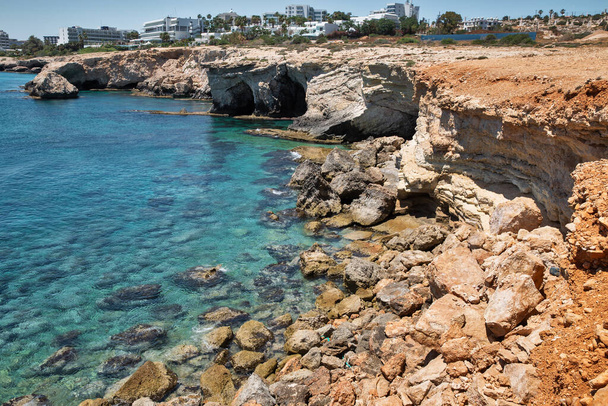 Ayia Napa kesälomakeskus kivinen rantaviivaa rantaviivaa näkymä kuuluisa silta rakkauden ja kaupunkikuva, Kypros. - Valokuva, kuva