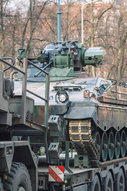 Броньований танк рекламує інші військові транспортні засоби. Німецька армія, член реагувальної групи НАТО або Організація Північноатлантичного договору, вертикальна - Фото, зображення
