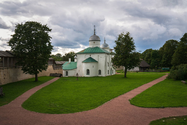 Vista de la Catedral de San Nicolás (Nikolsky) en el territorio de la fortaleza de Izborsk (siglos XIV-XVII) en una soleada tarde de verano. Stary Izborsk, región de Pskov, Rusia - Foto, imagen