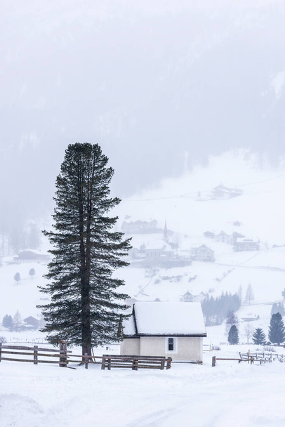 вид на замерзшую деревню, зимний пейзаж - Фото, изображение