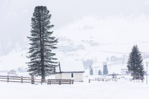 Donmuş bir köy manzarası, kış manzarası - Fotoğraf, Görsel