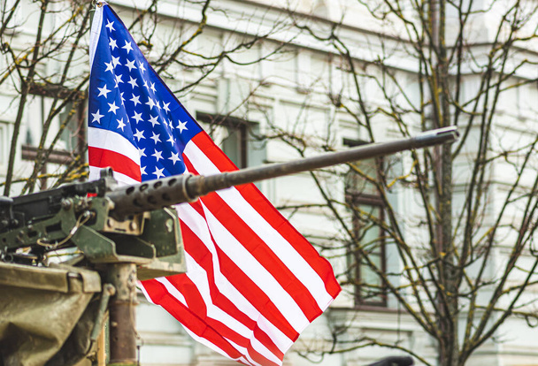 Пулемёт, установленный на танке или военном транспорте корпуса морской пехоты США, армии США или США, с отказом от американского флага на заднем плане - Фото, изображение