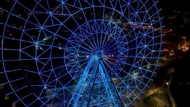Парк развлечений в центре Рио-де-Жанейро, Бразилия. Ночной панорамный пейзаж освещенного колеса обозрения в центре Рио-де-Жанейро, Бразилия. известная портовая зона туристическая достопримечательность города. - Кадры, видео