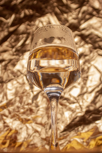 esta foto muestra un vaso sobre un fondo dorado - Foto, imagen