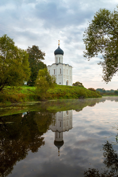 Church of Intercession of Holy Virgin on the Nerl River early in - Fotografie, Obrázek