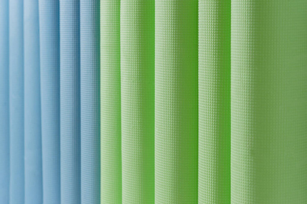 Mavi ve yeşil bir sürü yoga minderi var. Yazı için arkaplan. - Fotoğraf, Görsel