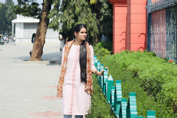 Valikoiva painopiste tahansa intialainen nainen kokee helleaalto kaduilla Bangalore tai Bengaluru, Karnataka, Intia on aurinkoinen kesä iltapäivällä. - Valokuva, kuva