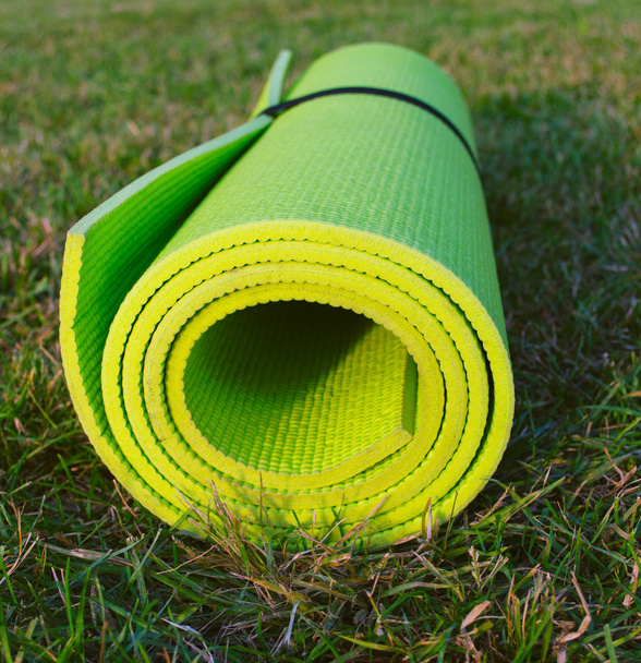 Green Yoga mat in grass - Foto, afbeelding