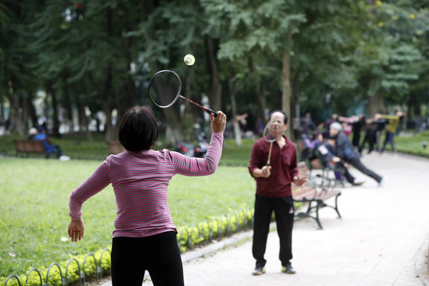 Badminton giocatori lungo le rive del lago Hoan Kiem. Hanoi. Vietnam. - Foto, immagini