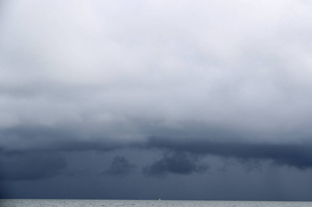 Εποχή μουσώνων. Μεγάλα σύννεφα καταιγίδας πάνω από τη θάλασσα της Νότιας Κίνας. Που Κουόκ. Βιετνάμ. - Φωτογραφία, εικόνα