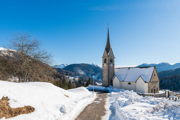 サウリス・ディ・ソプラのサン・ロレンツォ教会。美しい冬の風景 - 写真・画像