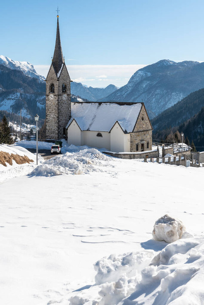 San Lorenzo church in Sauris di Sopra. Beautiful winter landscape - Foto, afbeelding