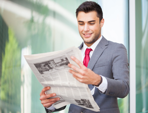 Business man reading newspaper - Foto, imagen