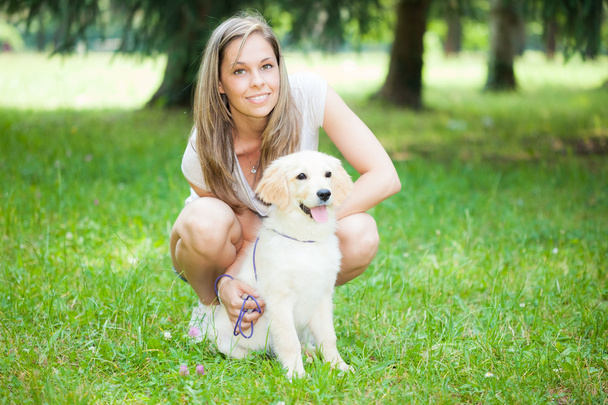 Woman playing with her golden retriever - Foto, Bild