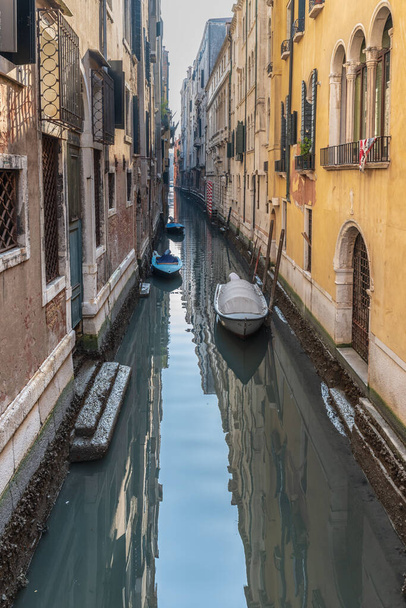 16 februari 2019 - Venetië, Italië: straat van het mooie Venetië tijdens carnaval - Foto, afbeelding