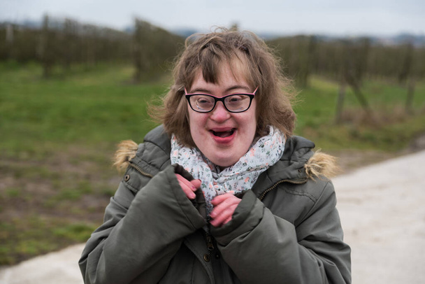 Hakendover, Flandry Belgie - 03 02 2019: Portrét šťastné bílé ženy s Downovým syndromem a krátkozrakostí - Fotografie, Obrázek