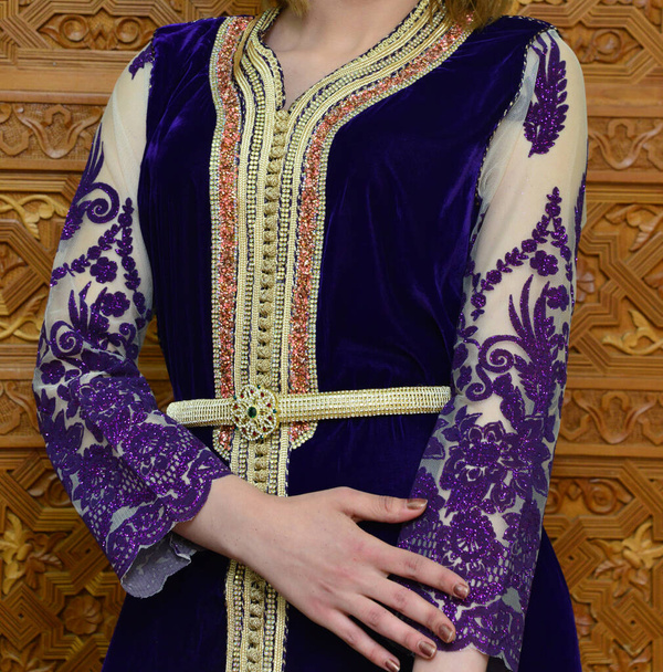 Le caftan marocain est un costume traditionnel des femmes marocaines. Il est considéré comme l'un des vêtements traditionnels les plus anciens au monde - Photo, image