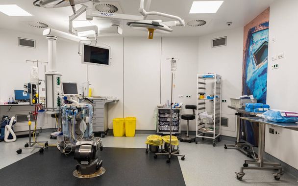 Auderghem, Bruksela - Belgia - 02 18 2019: Pusta sala operacyjna z pełnym wyposażeniem medycznym - Zdjęcie, obraz