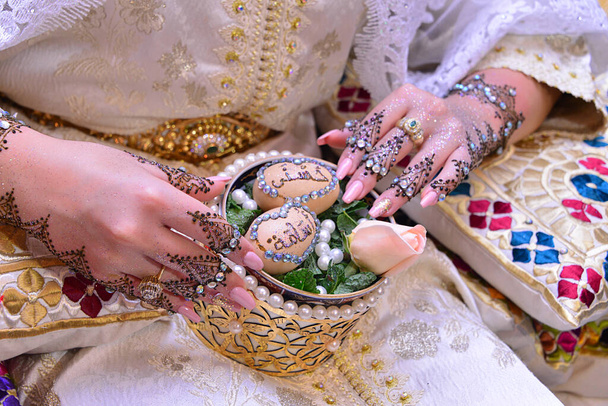 Весілля марокканця Henna.Drawing henna на руці дівчинки - Фото, зображення