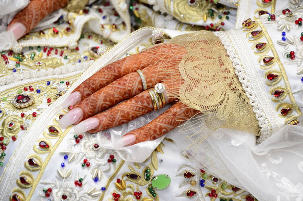 Весілля марокканця Henna.Drawing henna на руці дівчинки - Фото, зображення