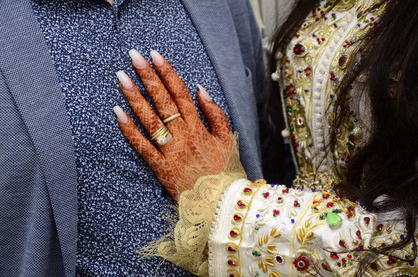 Svatba marocké Henna.Kreslení henna na ruku dívky - Fotografie, Obrázek