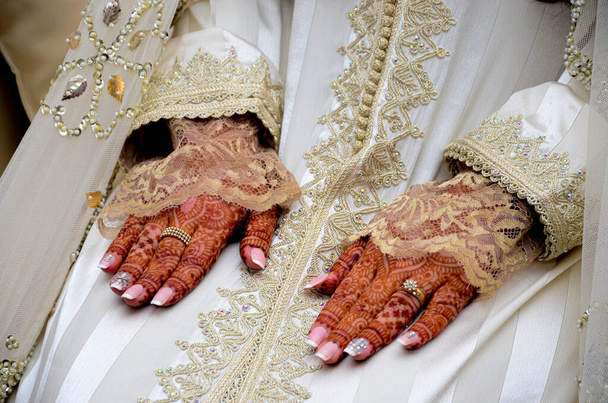 Рука с марокканской Хенной.  - Фото, изображение