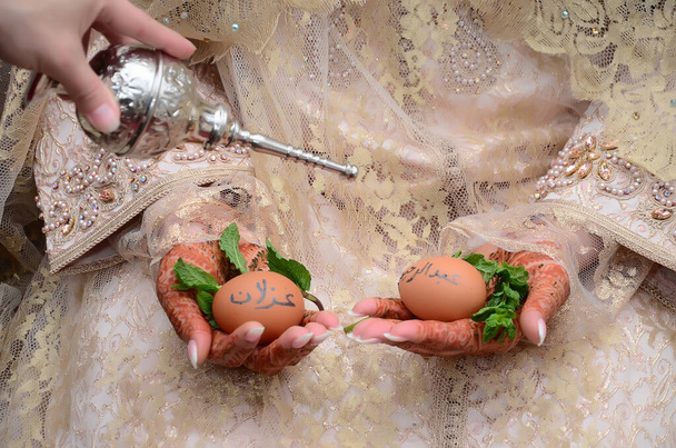 Oni dali jejich ruce hennou nevěsty. Kreslení hennou Henna párty - Fotografie, Obrázek