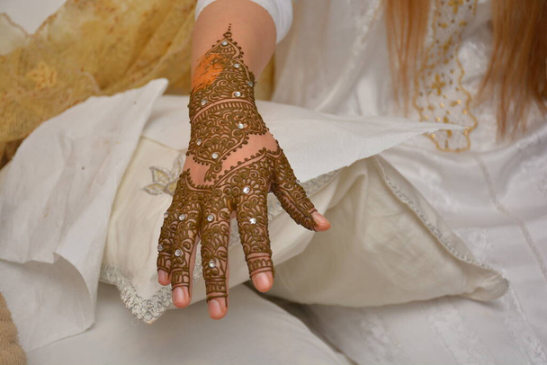 Женская рука с традиционным орнаментом из хны менхди
 - Фото, изображение
