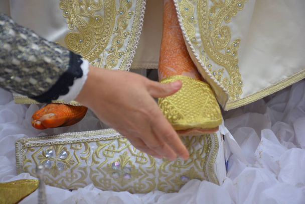 "Хенна на женских ногах". Мехнди, нанесение хны в качестве украшения кожи
 - Фото, изображение