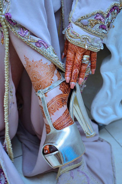 Χέννα στα πόδια των Βοιτών. Mehndi, εφαρμογή της χέννα ως διακόσμηση του δέρματος - Φωτογραφία, εικόνα