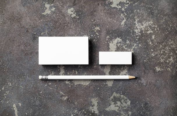 Foto de cartão de visita em branco, lápis e borracha no fundo de concreto. Modelo para identidade de marca. Depósito plano. - Foto, Imagem