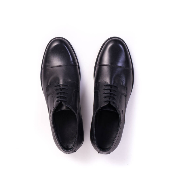 top view paar mannen elegante zwart lederen schoenen geïsoleerd op witte achtergrond - Foto, afbeelding