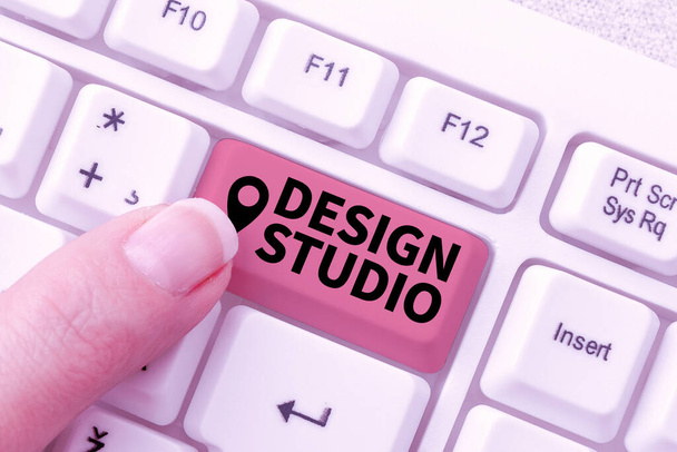 Πινακίδα κειμένου που δείχνει Design Studio. Internet Concept περιβάλλον εργασίας ειδικά για τους σχεδιαστές και τεχνίτες - Φωτογραφία, εικόνα