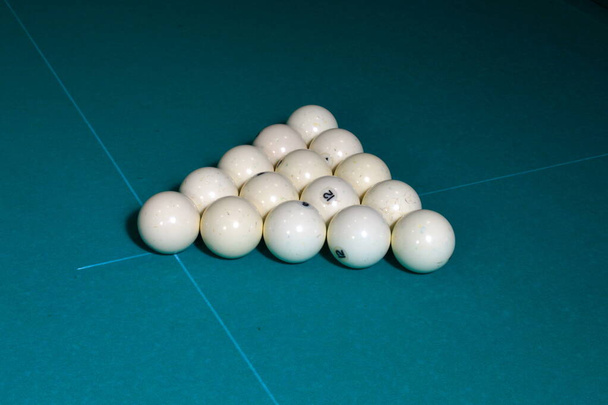 Su un tavolo da biliardo verde - palle bianche  - Foto, immagini
