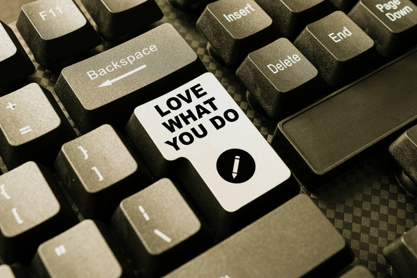 Käsitteellinen kuvateksti Love What You Do. Liiketoiminta lähestymistapa on intohimoa ja innostusta työssä Omistautuminen Kirjoittaminen Liiketoimintasopimus Kirje, Kirjoittaminen Uusi Sitova Sopimus - Valokuva, kuva