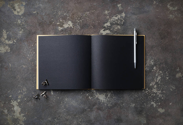 Prázdná černá kniha a pero na betonovém pozadí. Šablona pro umístění vašeho návrhu. Plocha. - Fotografie, Obrázek