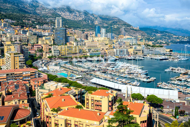 Monaco. Blick auf teure Yachten sowie auf die Formel-1-Strecke in einer engen Straße in Monaco. - Foto, Bild