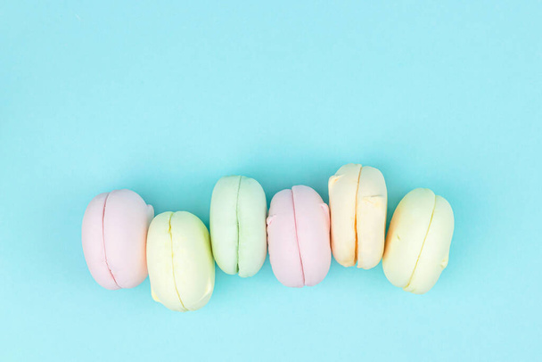 I marshmallow colorati sembrano amaretti. Macaron di marshmallow multicolore - Foto, immagini
