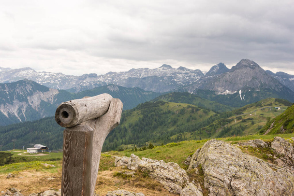 Un cannocchiale di legno per osservare la cima della montagna. Percorso escursionistico in Austria. Sullo sfondo, montagne innevate. Flachau - Foto, immagini