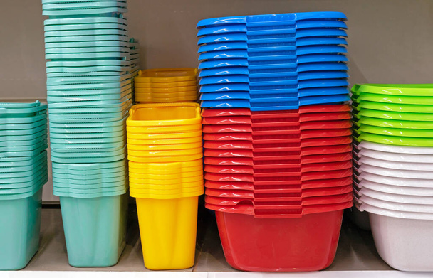 Pilhas de baldes de plástico colorido e bacias. - Foto, Imagem