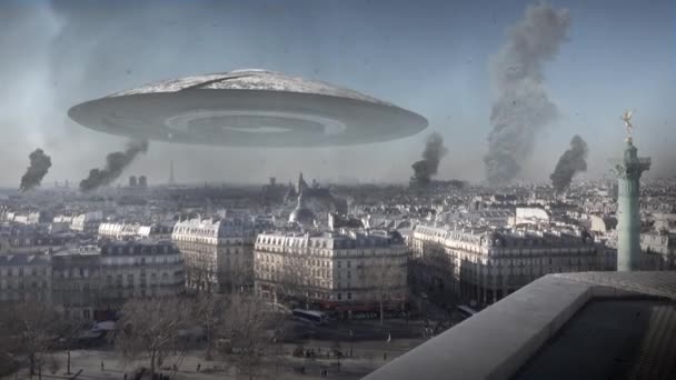 パリの街を破壊したパリの巨大な宇宙船を飛び越えるジェット、エイリアンの侵略の概念を持つパリの巨大な宇宙船 - 映像、動画