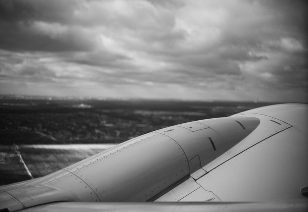 Aile métallique d'un avion de ligne de passagers dans les airs - Photo, image