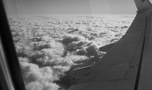 Металеве крило пасажирського лайнера в повітрі
 - Фото, зображення